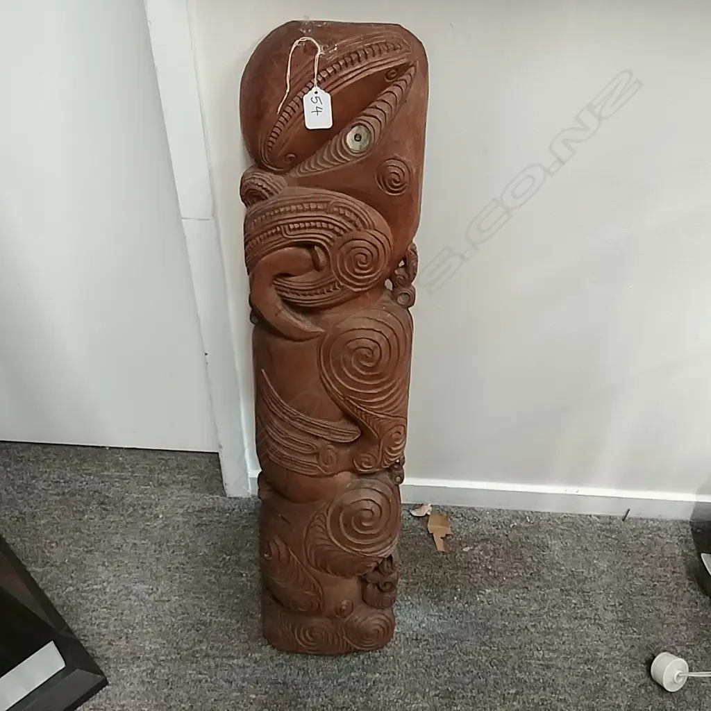 A carved Maori figurative panel Image 1++
