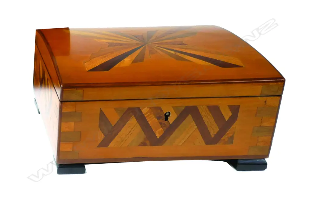 A 1920s/30s New Zealand woods inlaid kauri small box Image 1++