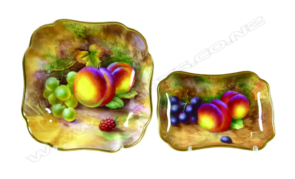 A small Royal Worcester fruit painted dish Image 1++