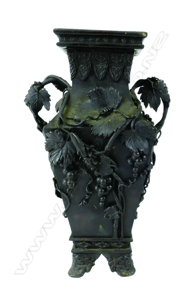 A Japanese bronze vase Image 1++