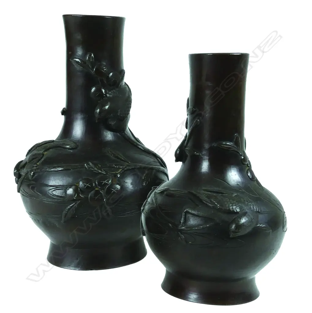 A pair of Chinese bronze vases Image 1++