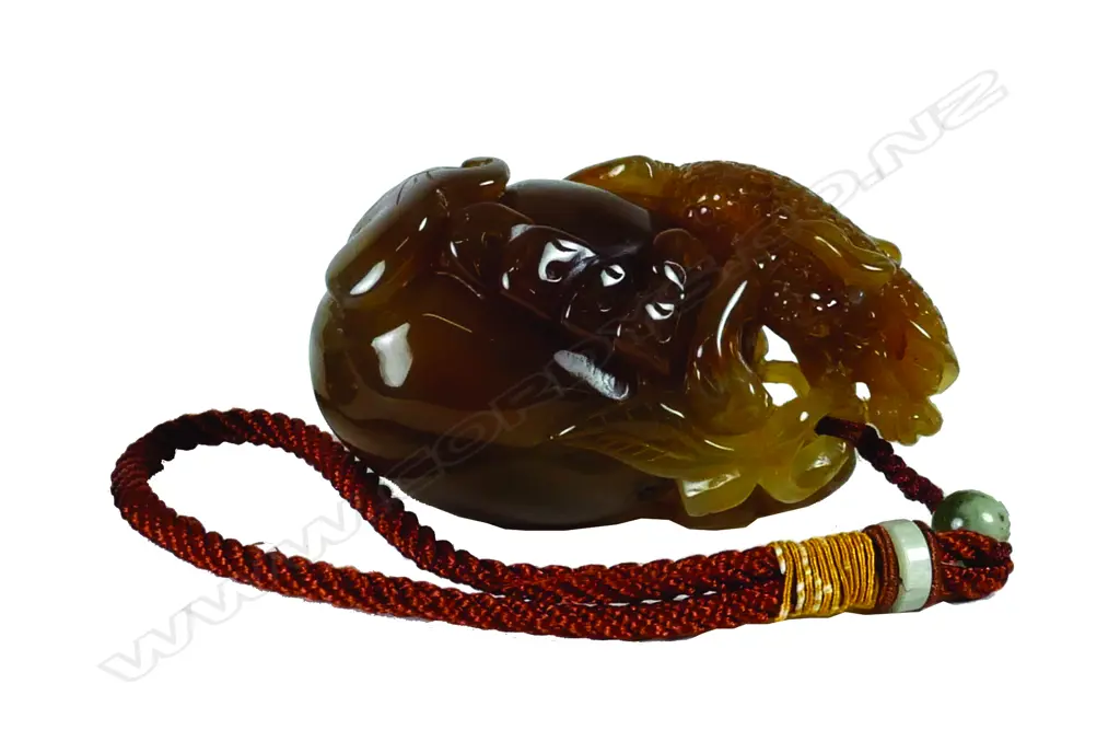 A Chinese carved round jade handling piece Image 1++