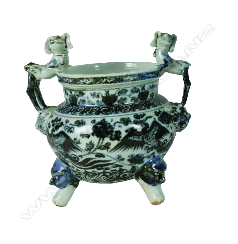 A Chinese porcelain incense burner Image 1++
