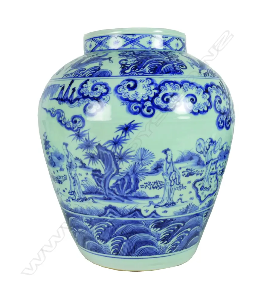 A large Chinese Ming style vase Image 1++