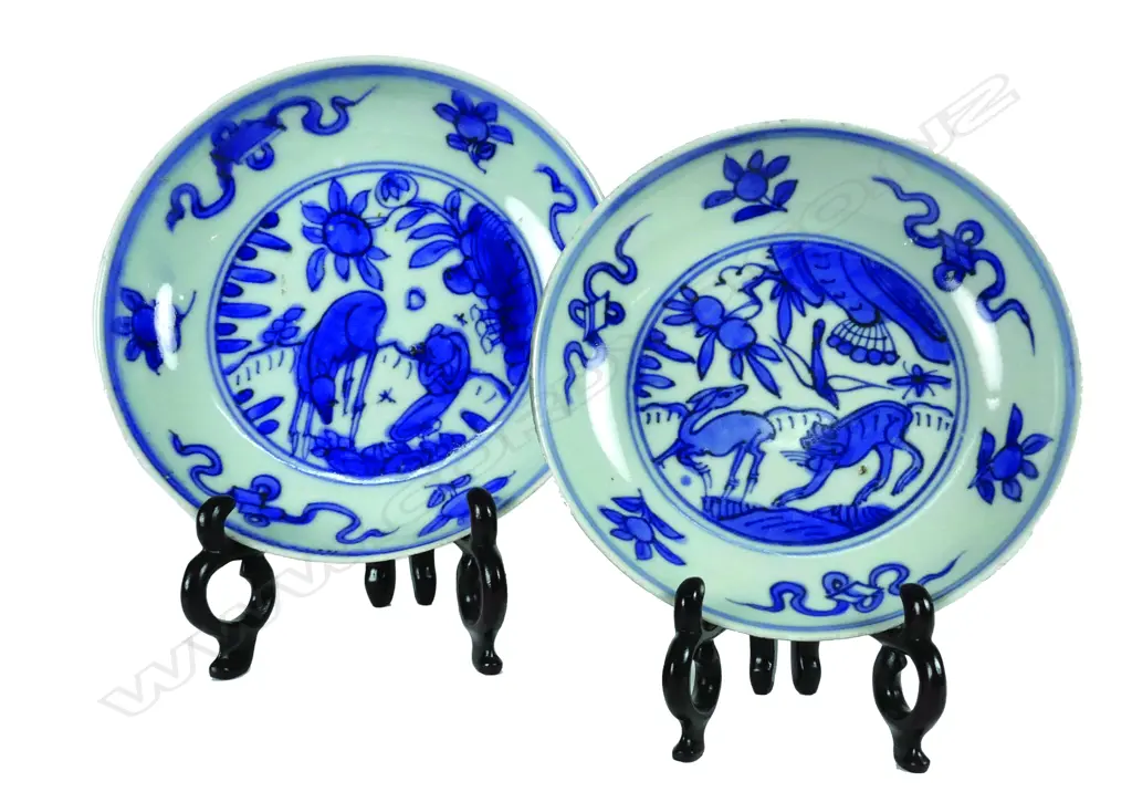 A pair of Chinese porcelain small shallow dishes Image 1++
