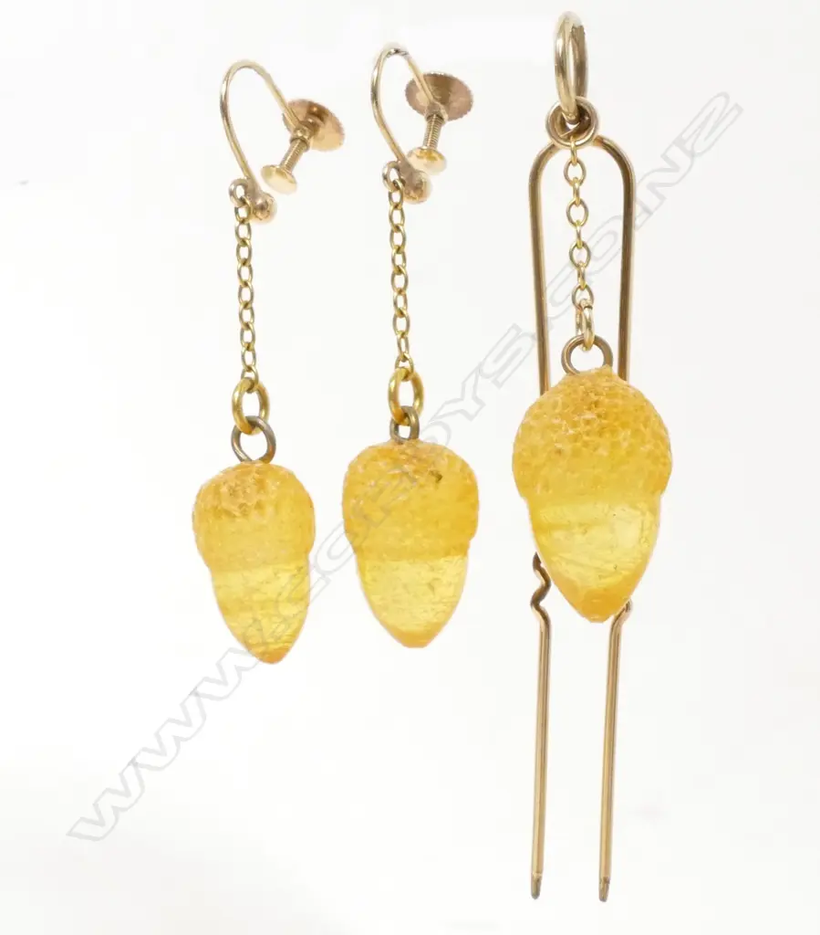 A suite of vintage 9ct. gold and kauri gum jewellery Image 1++