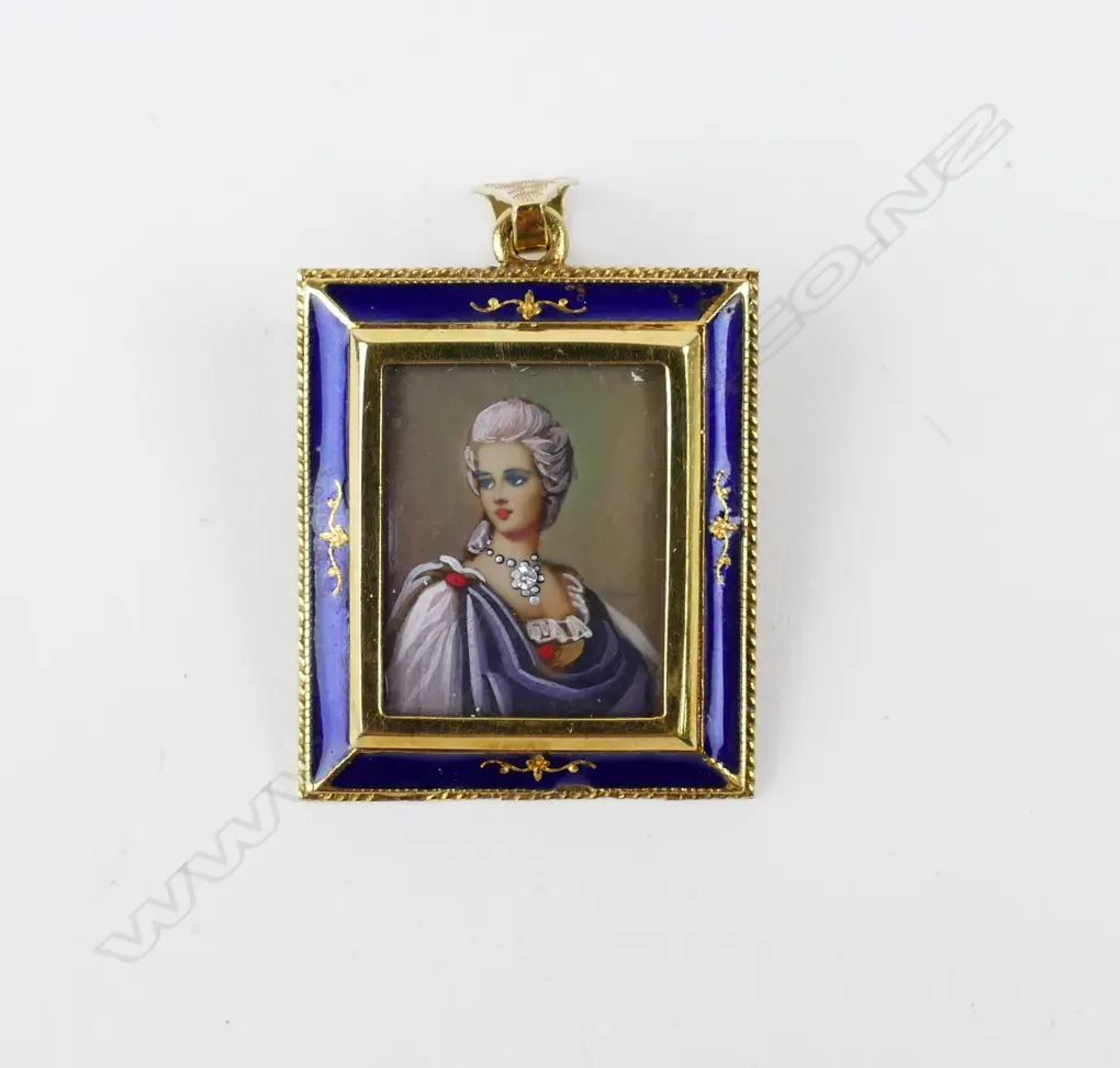 An Italian 18ct. yellow gold framed hand painted portrait miniature locket Image 1++