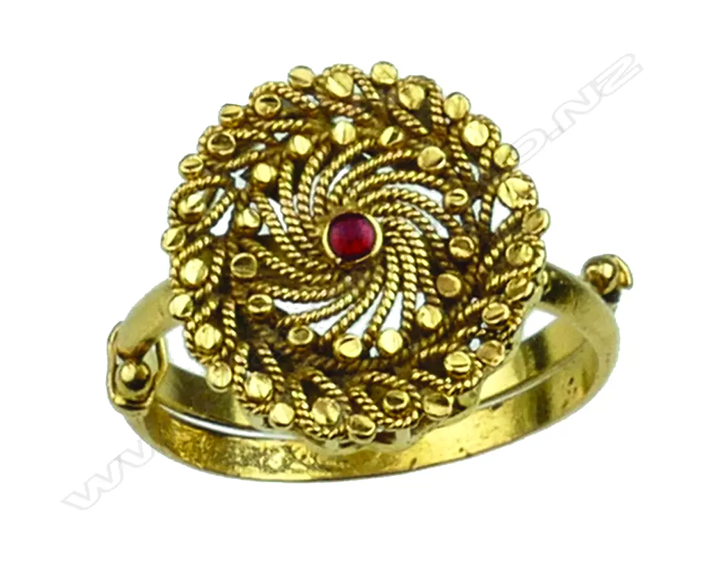 A 22ct. yellow gold dress ring Image 1++