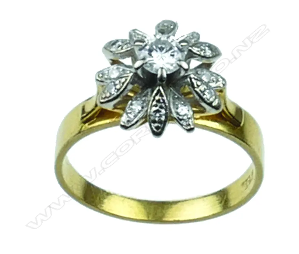 A vintage 18ct. yellow gold and diamond cluster ring Image 1++