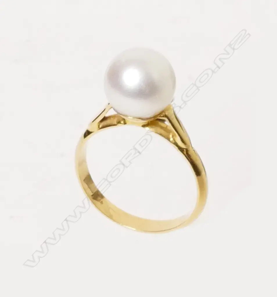 An 18ct. yellow gold and cultured South Seas pearl ring Image 1++