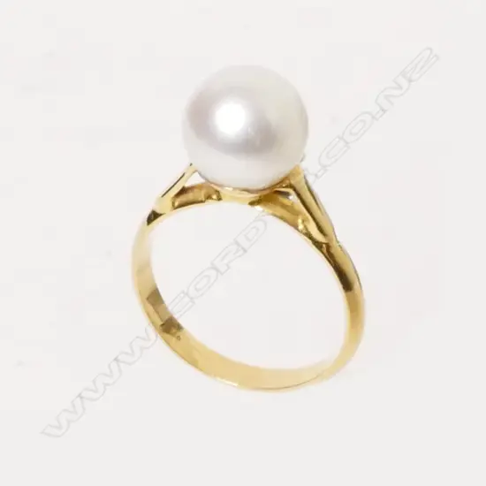 An 18ct. yellow gold and cultured South Seas pearl ring
