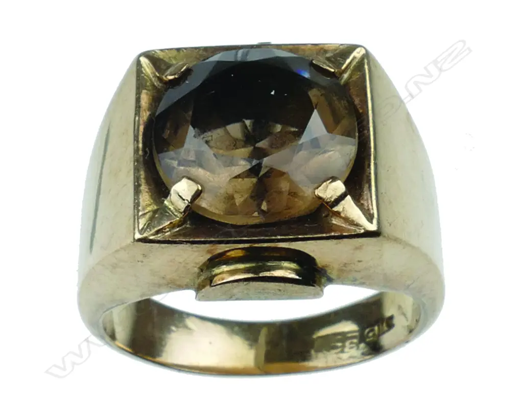 A vintage gent's smokey quartz and 9ct. yellow gold signet ring Image 1++