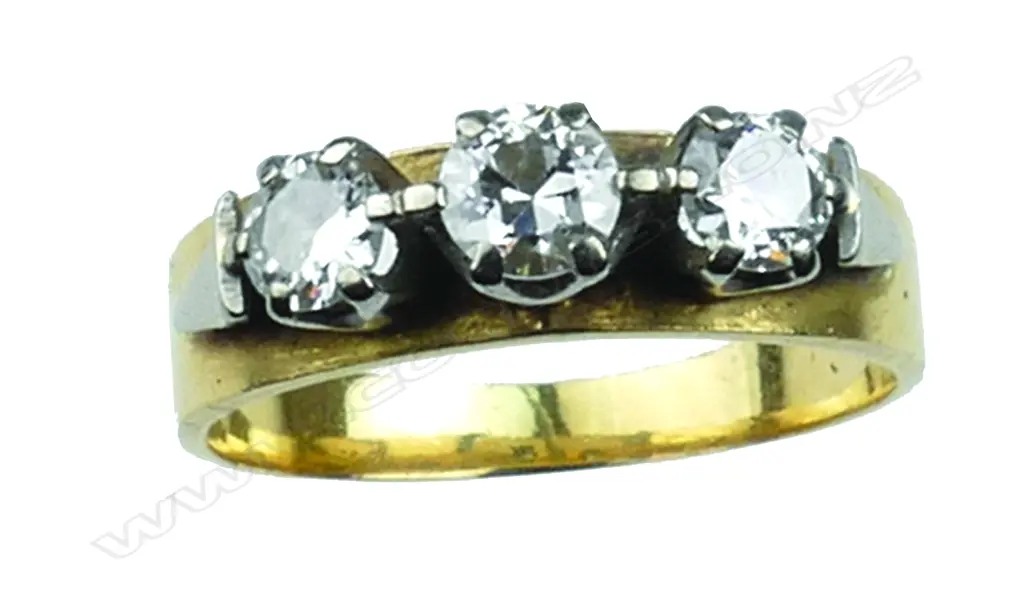 A vintage 18ct. yellow gold and three stone diamond ring Image 1++