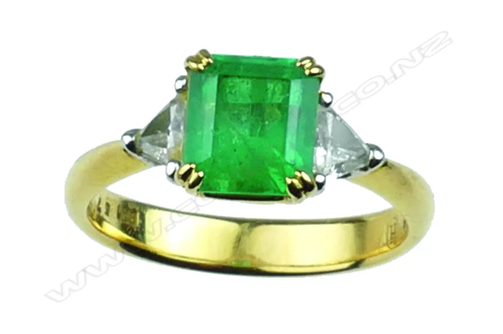 A vintage lady's 18ct. yellow gold emerald and diamond ring Image 1++