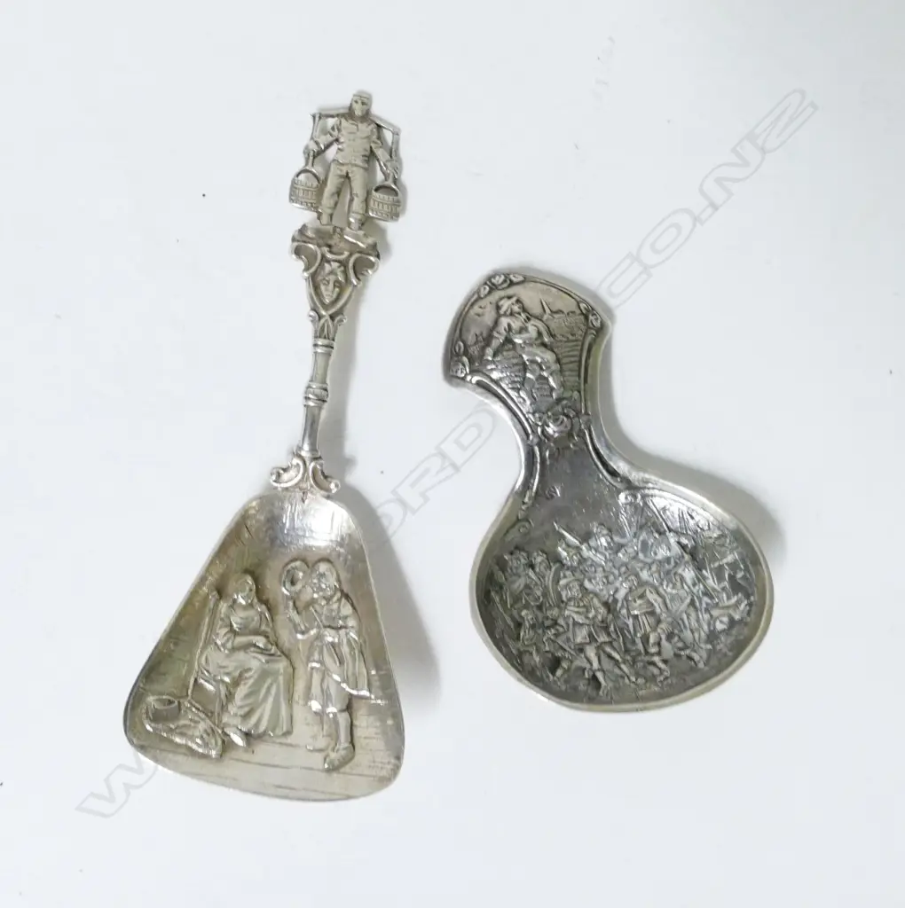 Two antique Dutch silver caddy spoons Image 1++