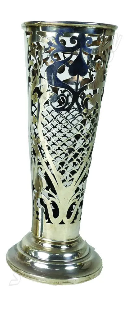 An Art Nouveau silver vase frame Image 1++