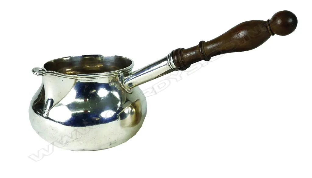 A rare large George III Irish silver large brandy pan Image 1++