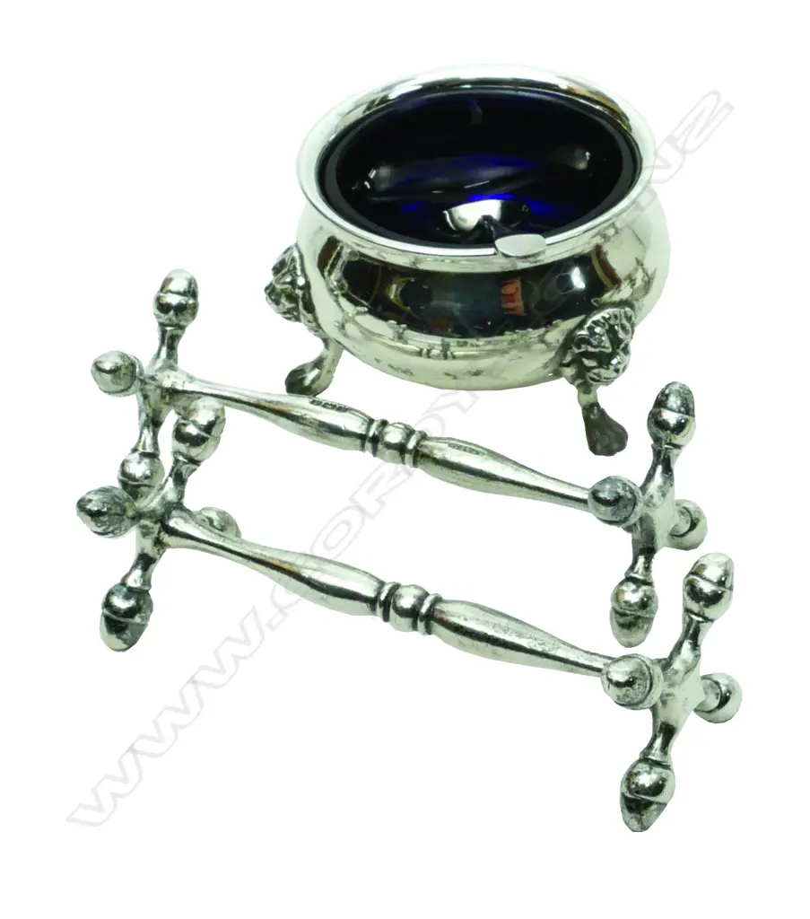 A pair silver knife rests Image 1++