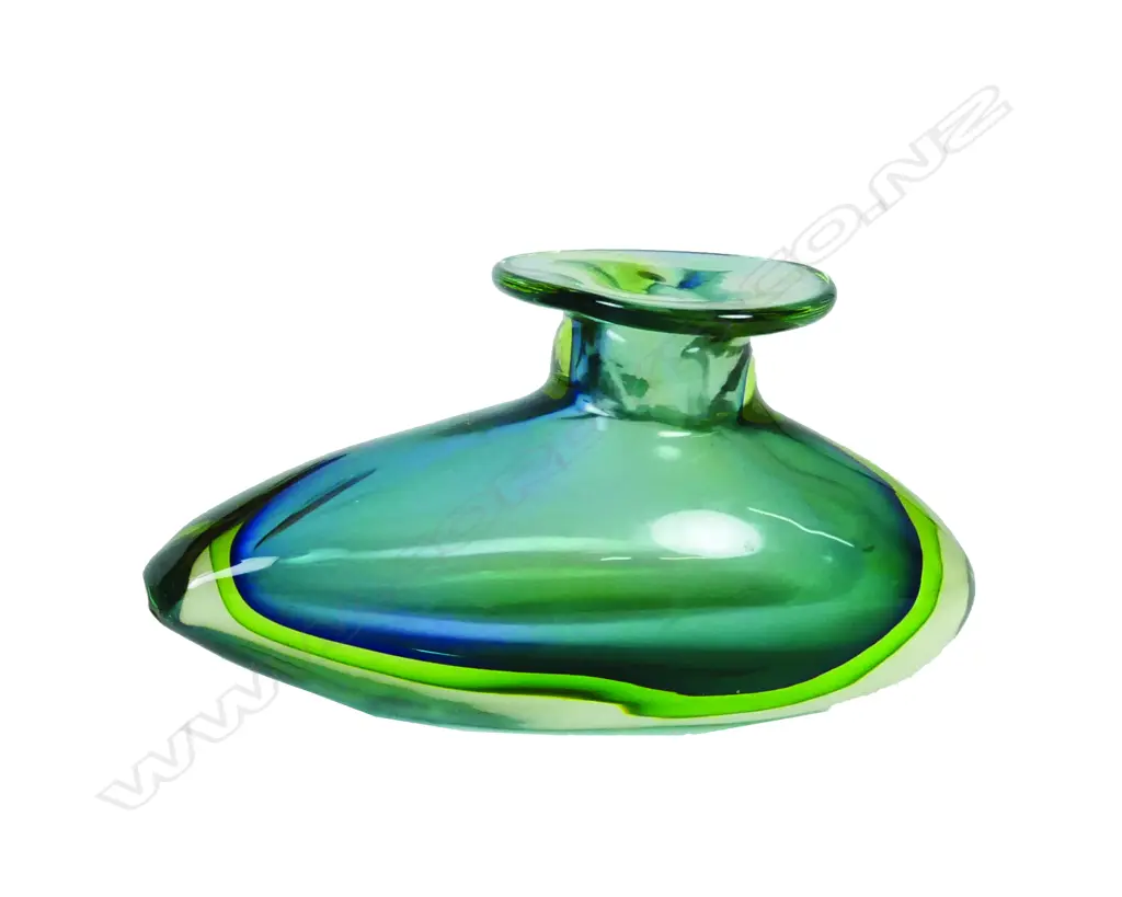 A vintage Murano sommerso submarine vase in blue Image 1++