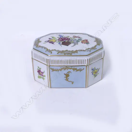 An early 20thC Dresden octagonal lidded box