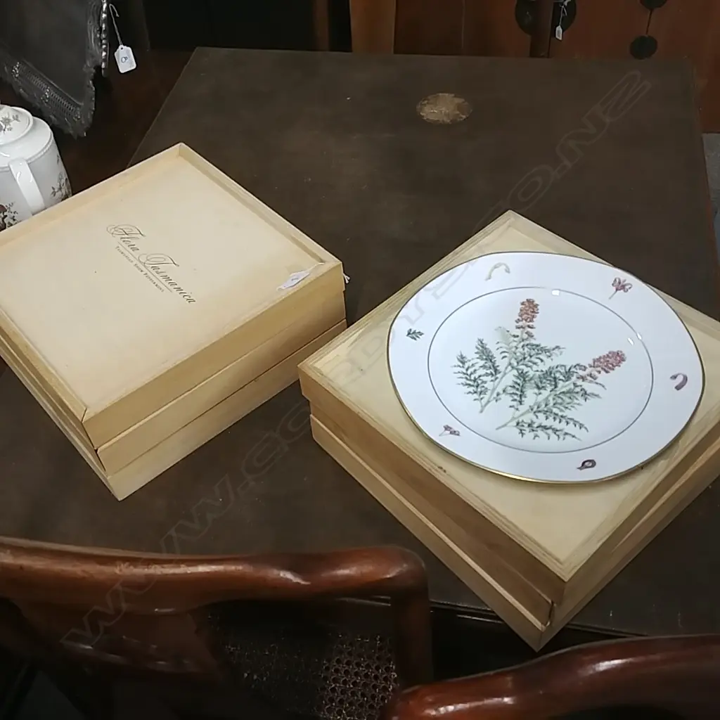 A set of six 'Southern Ice' porcelain cabinet plates Image 1++