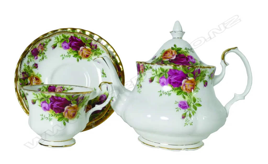 A 28-piece Royal Albert Old Country Roses tea service Image 1++