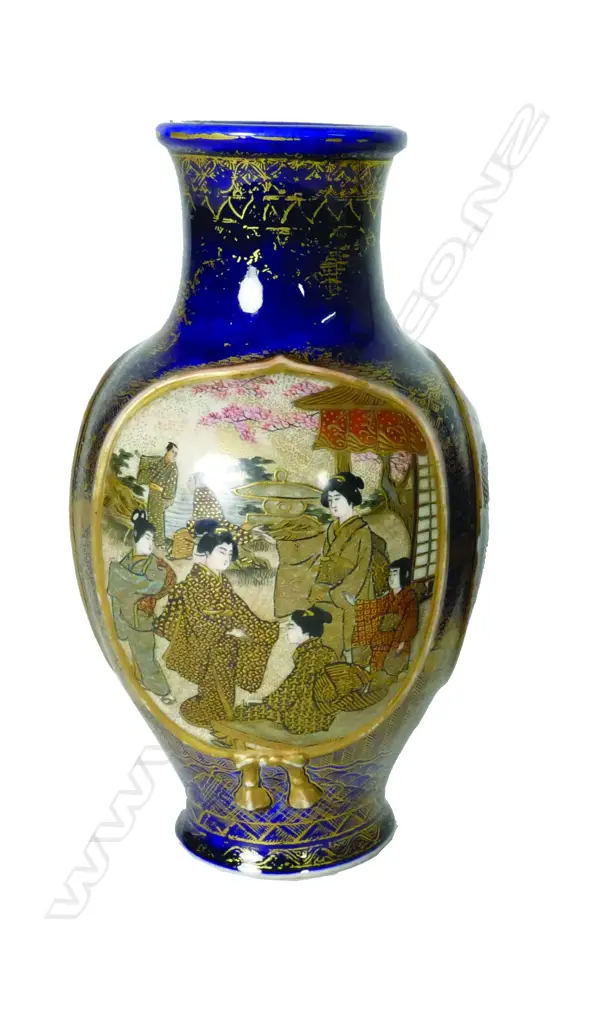 A Japanese Meiji period Satsuma vase Image 1++