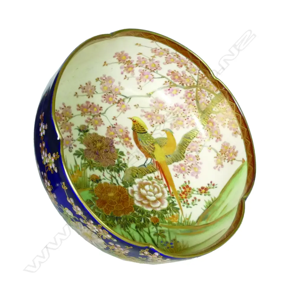 A Satsuma earthenware cabinet bowl Image 1++