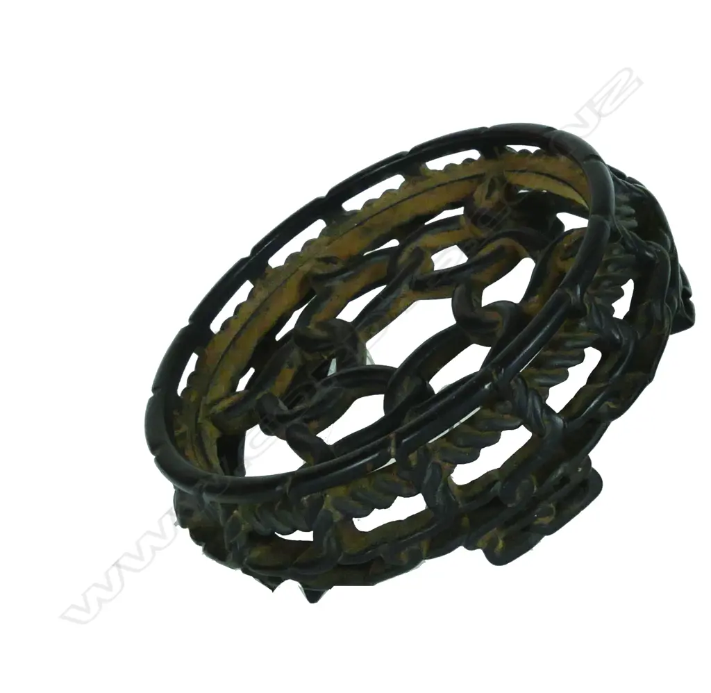 A Chinese finely pierced and carved wood stand Image 1++