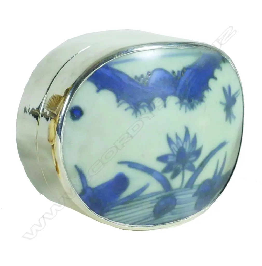 An old Chinese blue and white porcelain panelled lidded silver box Image 1++