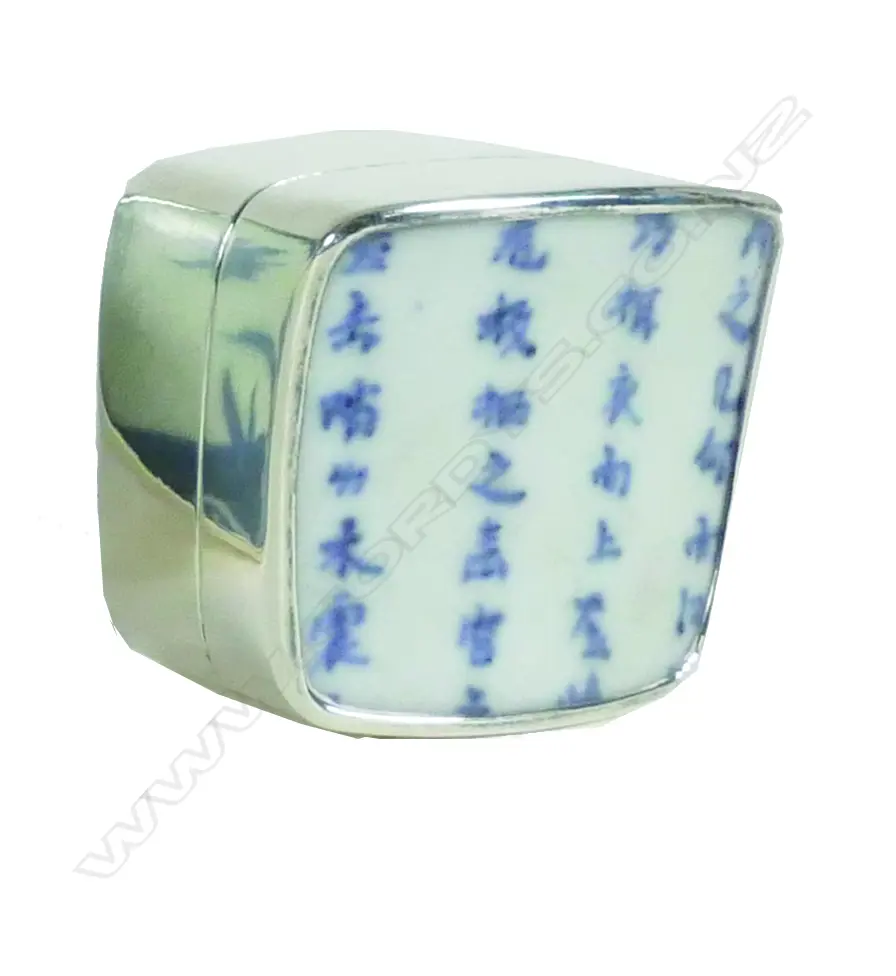 An old Chinese blue and white porcelain panelled lidded silver box Image 1++