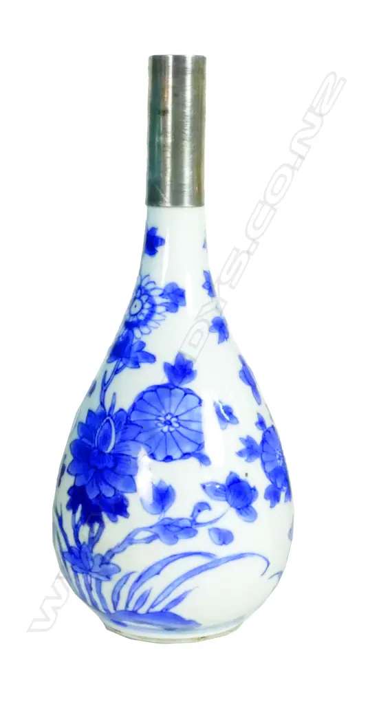 An old Chinese blue and white Chinese vase Image 1++