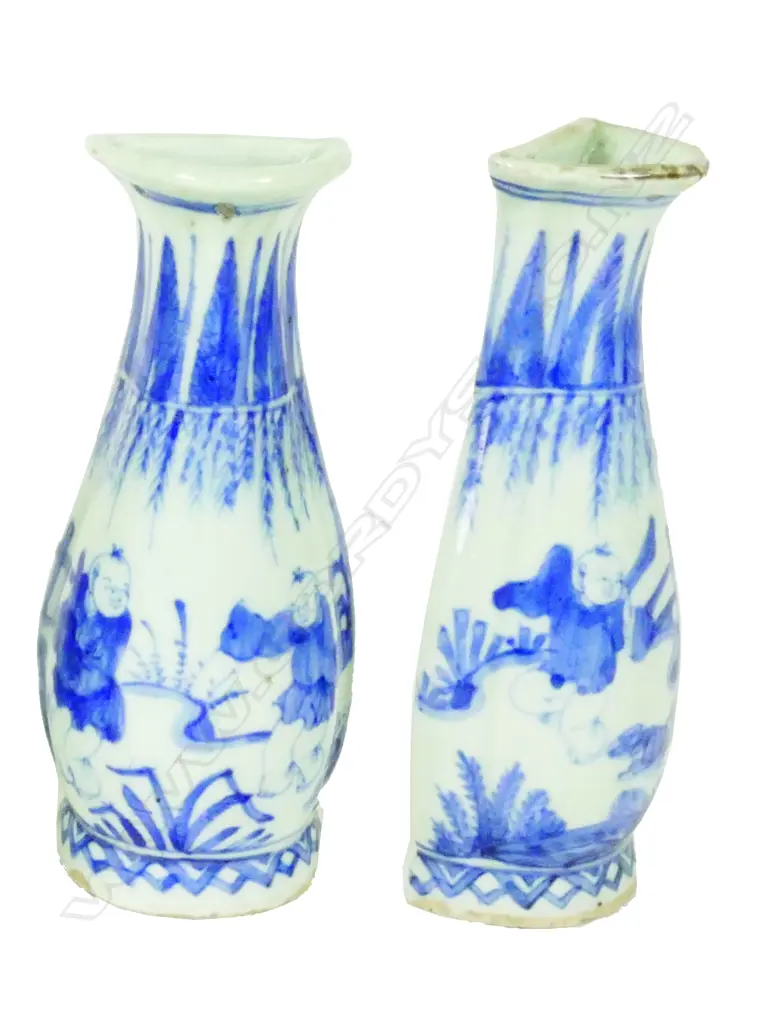 A pair of Chinese porcelain blue and white wall vases Image 1++