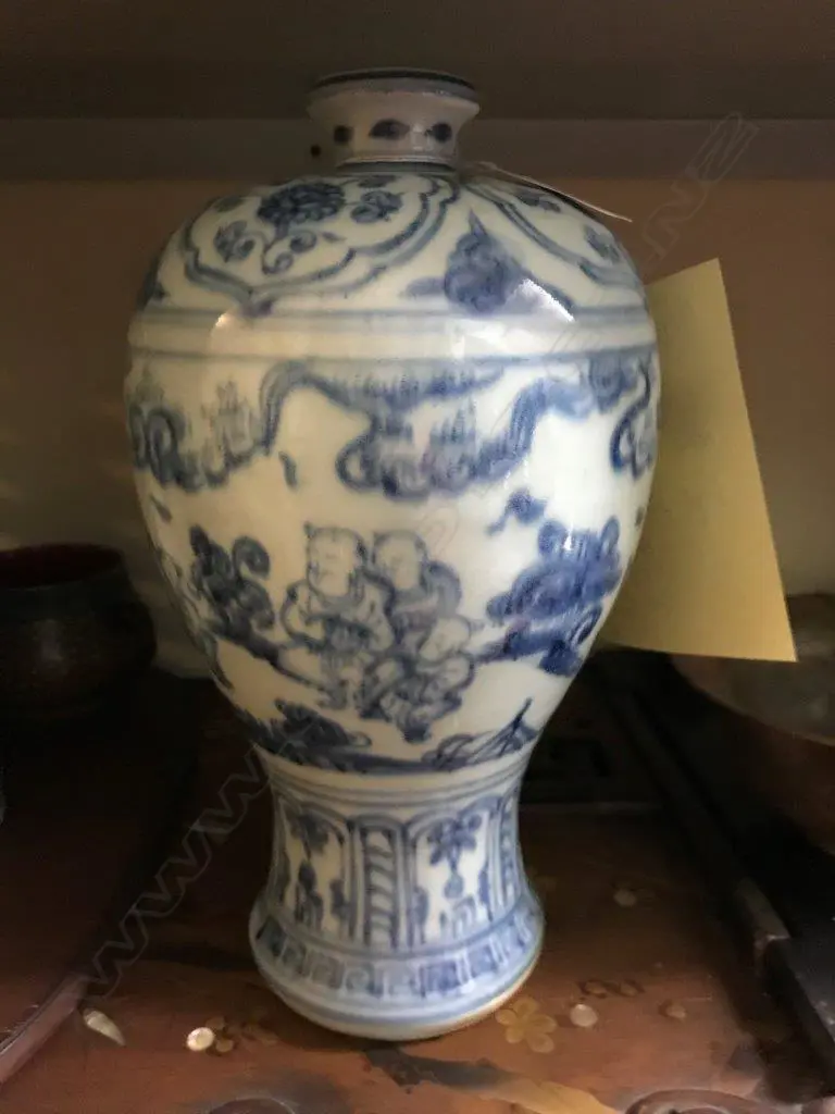 A Chinese porcelain vase Image 1++