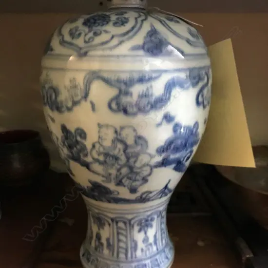 A Chinese porcelain vase