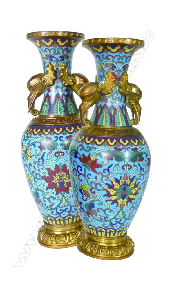 A pair of Chinese cloisonné vases Image 1++