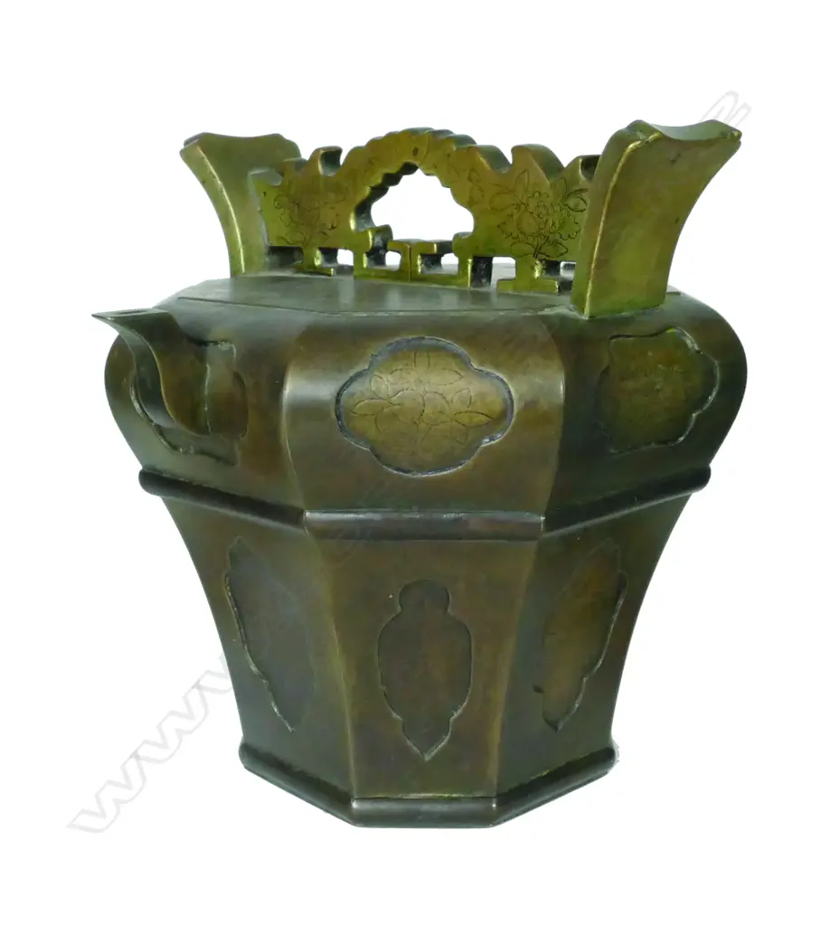 A Chinese brass wine ewer Image 1++