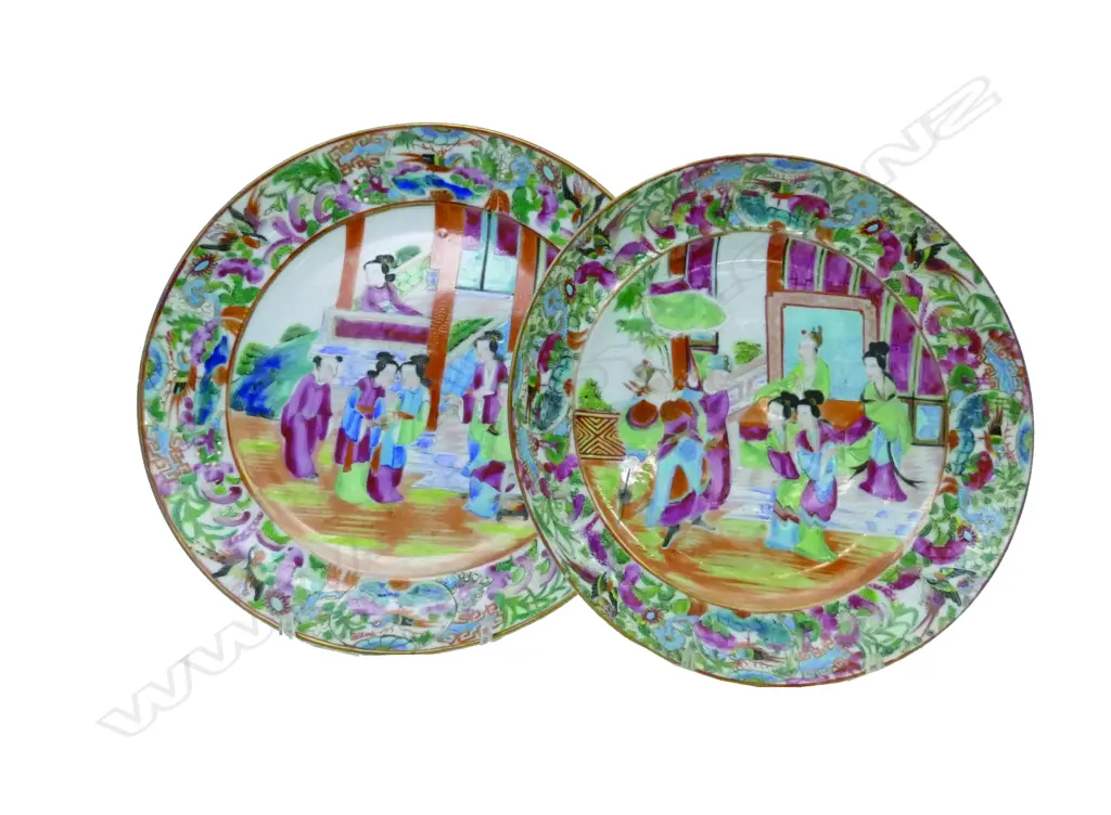 A pair of Chinese famille rose porcelain plates Image 1++