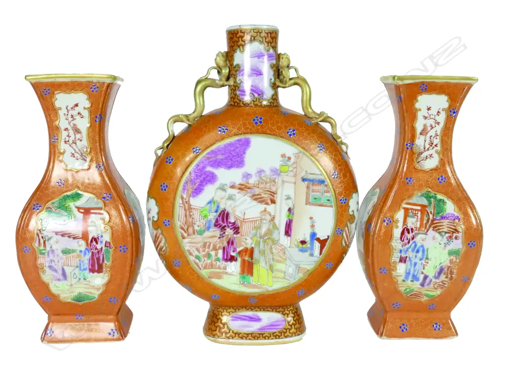 A suite of three Chinese porcelain vases Image 1++