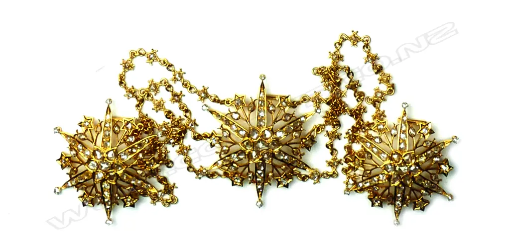 A 20-21ct. yellow gold and diamond brooch set Image 1++