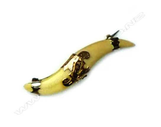 A c.1900 9ct. yellow gold and small double tusk mizpah brooch Image 1++