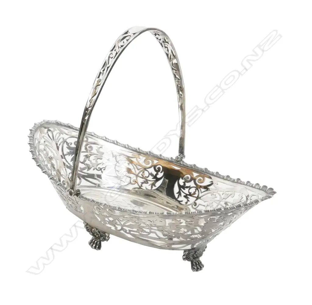 An Edwardian silver bread basket Image 1++