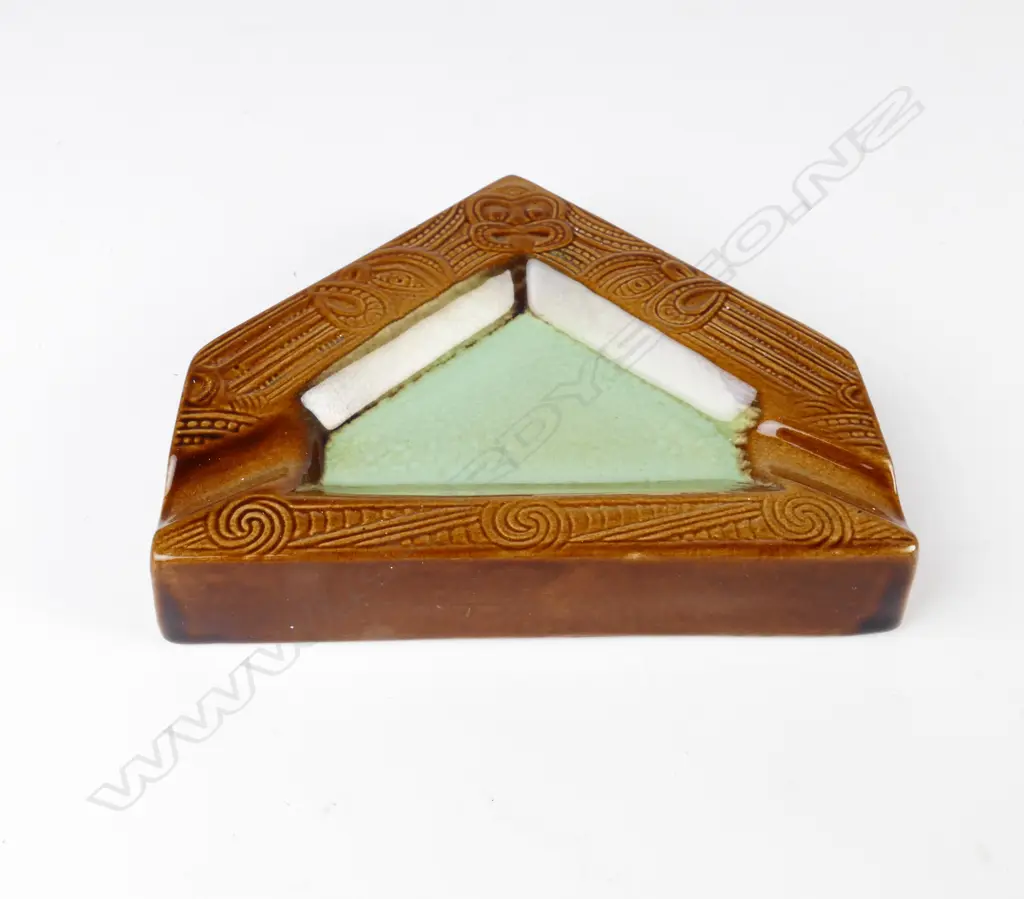 Crown Lynn Wharetana Ware Whare ashtray Image 1++