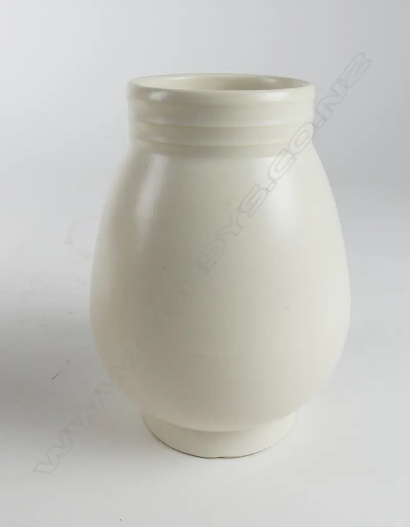 Crown Lynn Hand-Potted ovoid vase Image 1++