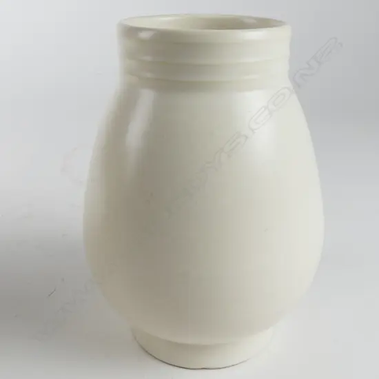 Crown Lynn Hand-Potted ovoid vase