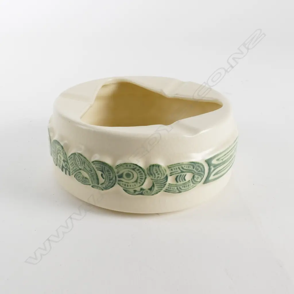 Crown Lynn Wharetana Ware circular ashtray Image 1++