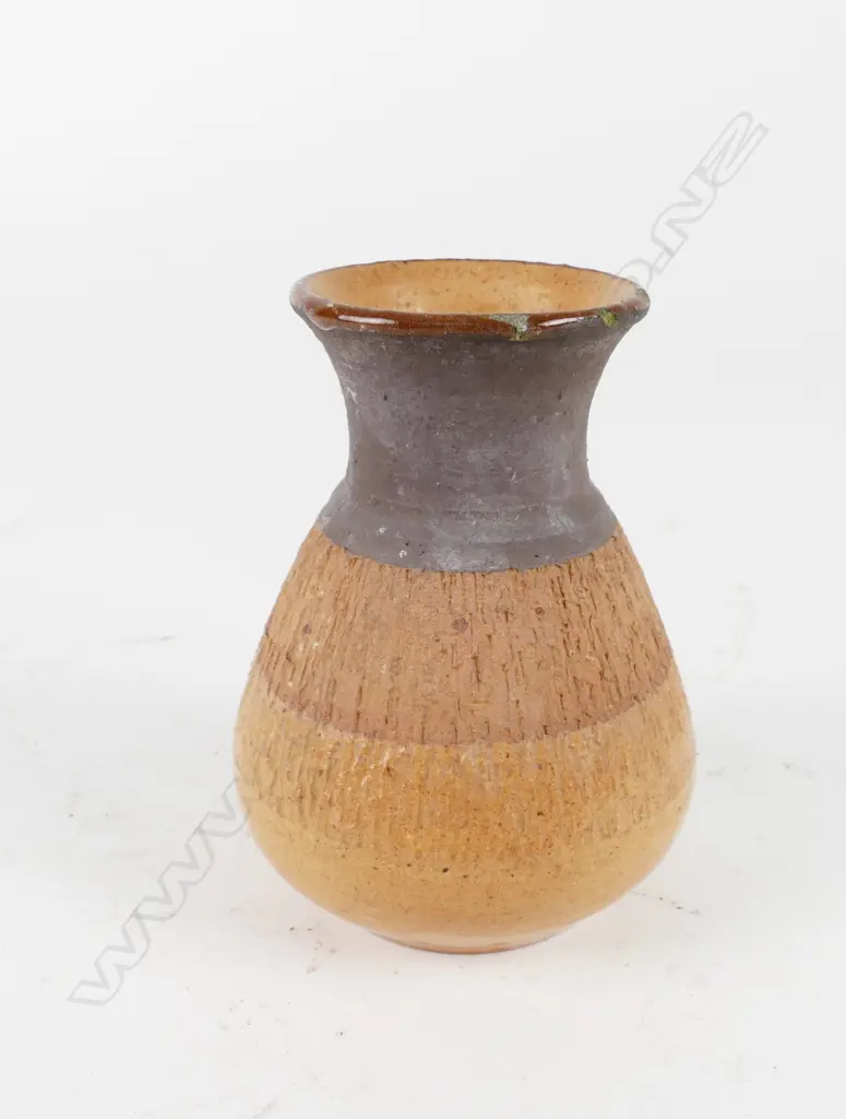 A small Crown Lynn Arthur Rhodes vase Image 1++