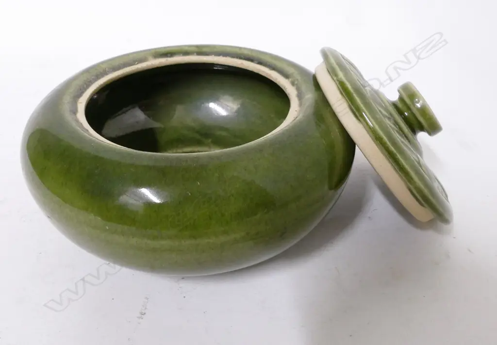 Four Temuka Ware pottery pieces Image 1++