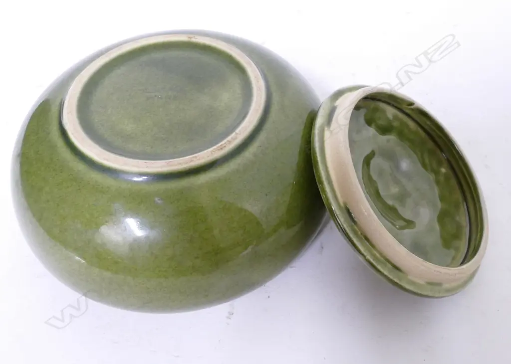 Four Temuka Ware pottery pieces Image 1++