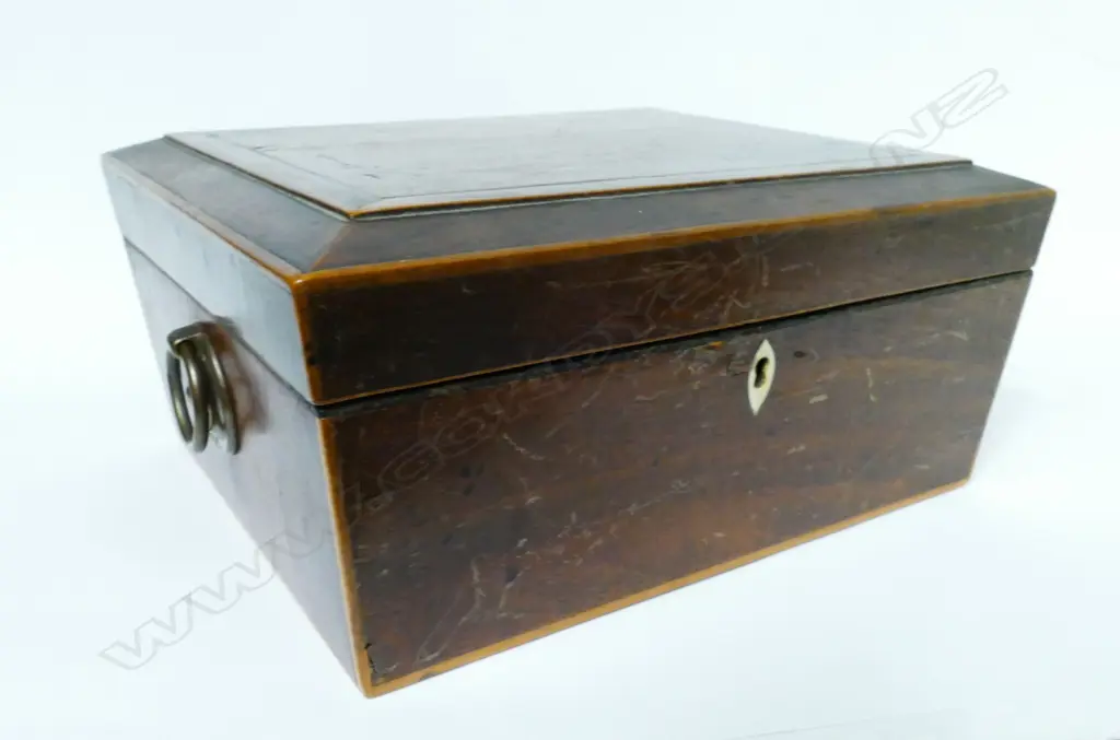 A 19thC mahogany jewellery casket Image 1++